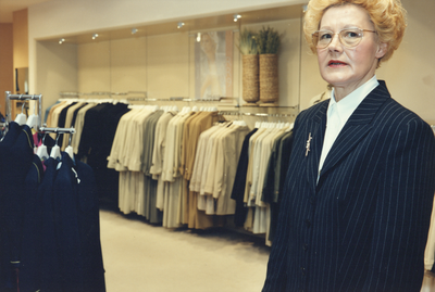 360056 Afbeelding van een verkoopster in een damesmodezaak in het winkelcentrum Hoog Catharijne te Utrecht.